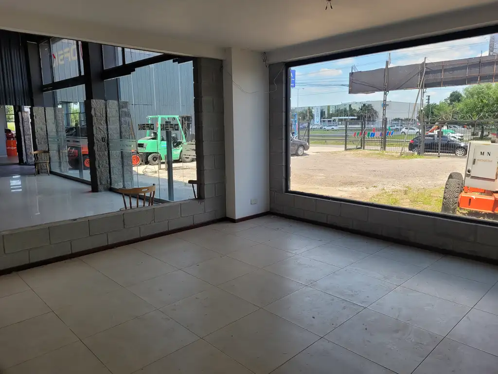 Foto de Excelente Local con oficinas y estacionamiento , inmejorable ubicacion, imagen 2