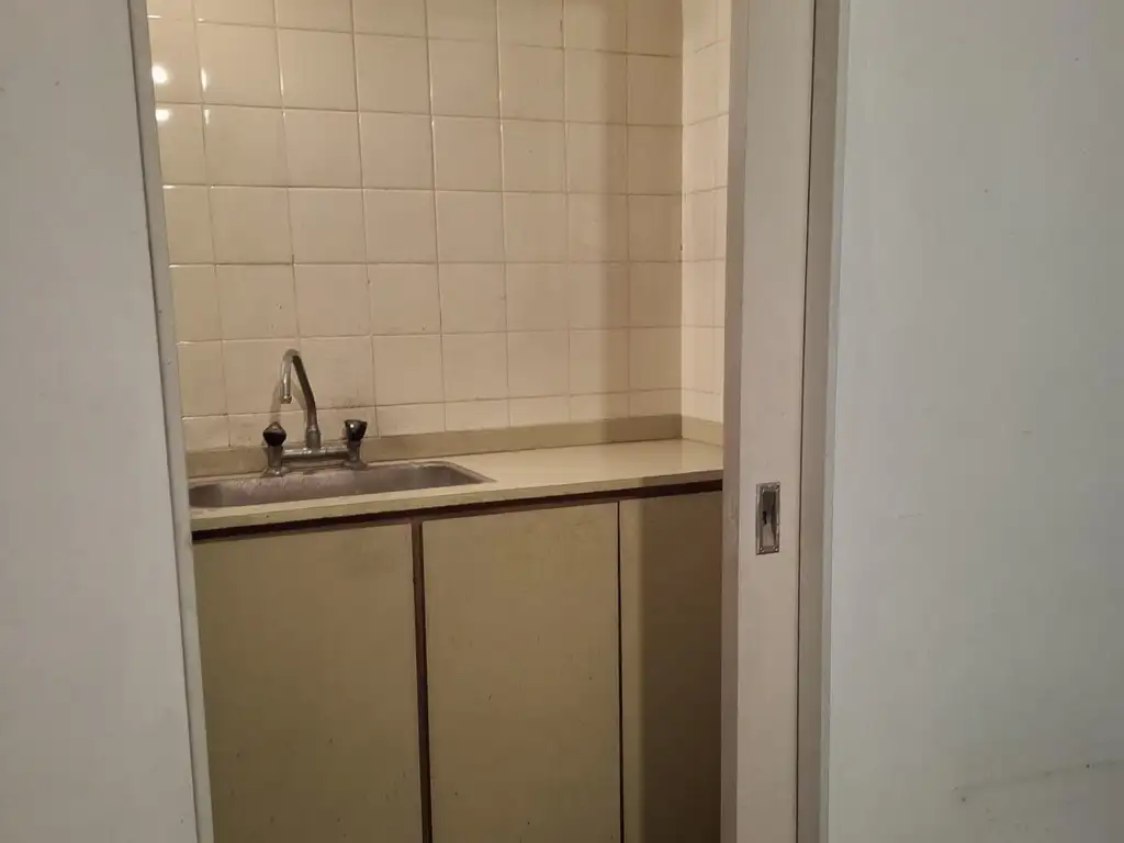 Foto de MONOAMBIENTE ESTUDIO O VIVIENDA A RECICLAR AL FRENTE BAJAS EXPENSAS, imagen 1