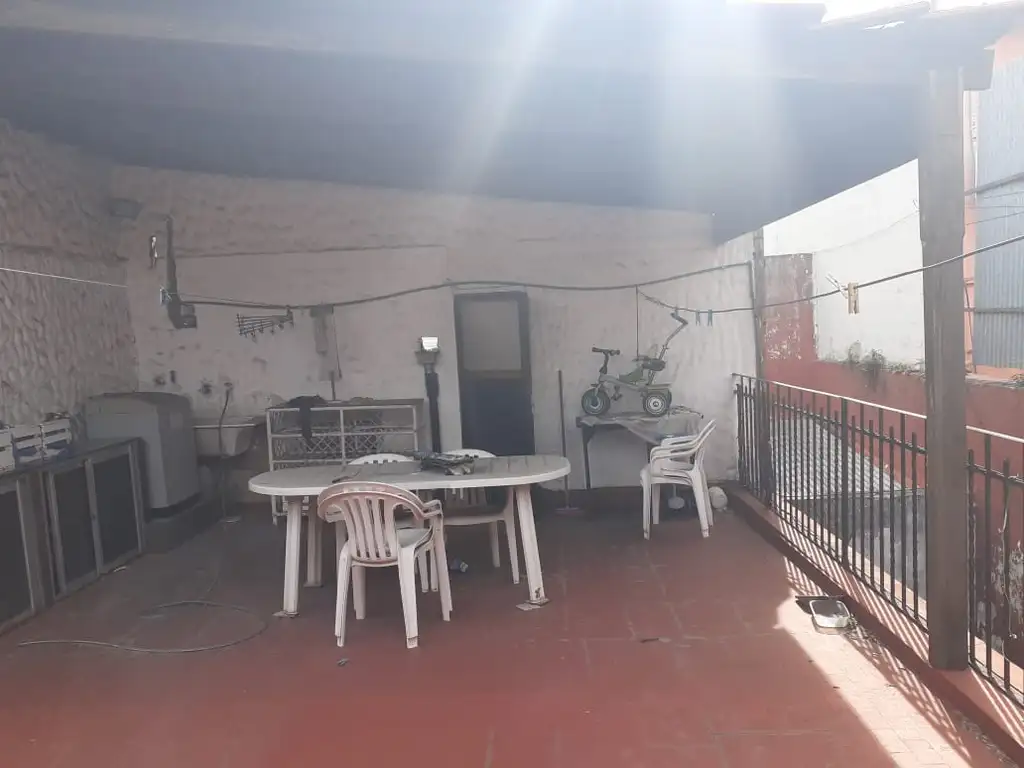 Foto de Casa de 4 amb. a reciclar con 2 baños garage y terraza. Lote de 8 x, imagen 2