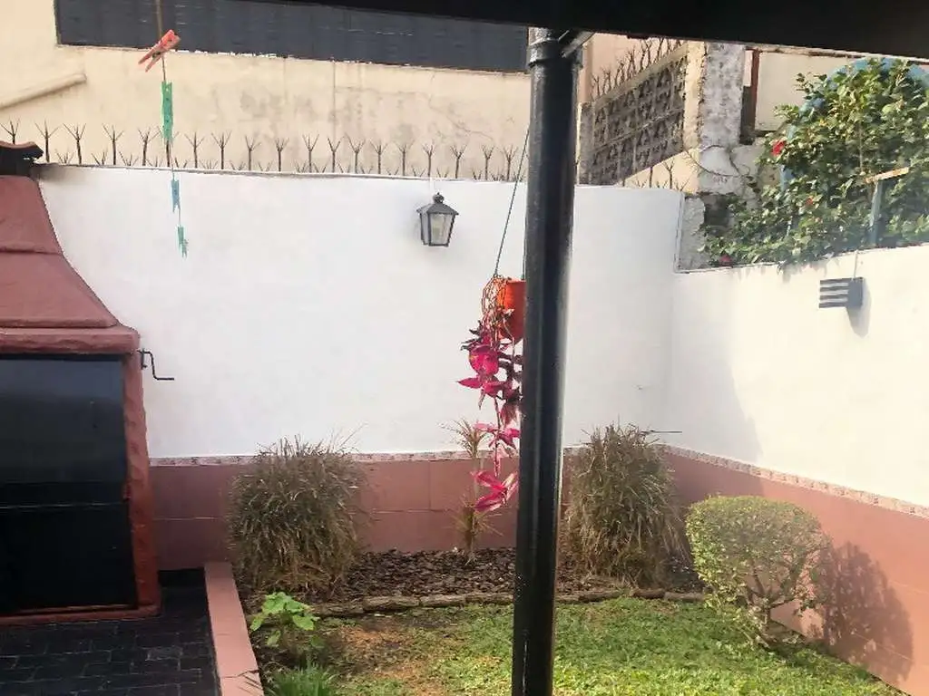 Foto de PRECIOSA CASA LOTE PROPIO-UNA SOLA PLANTA- SIN ESCALERAS!! 3 AMB C/GRAN, imagen 2