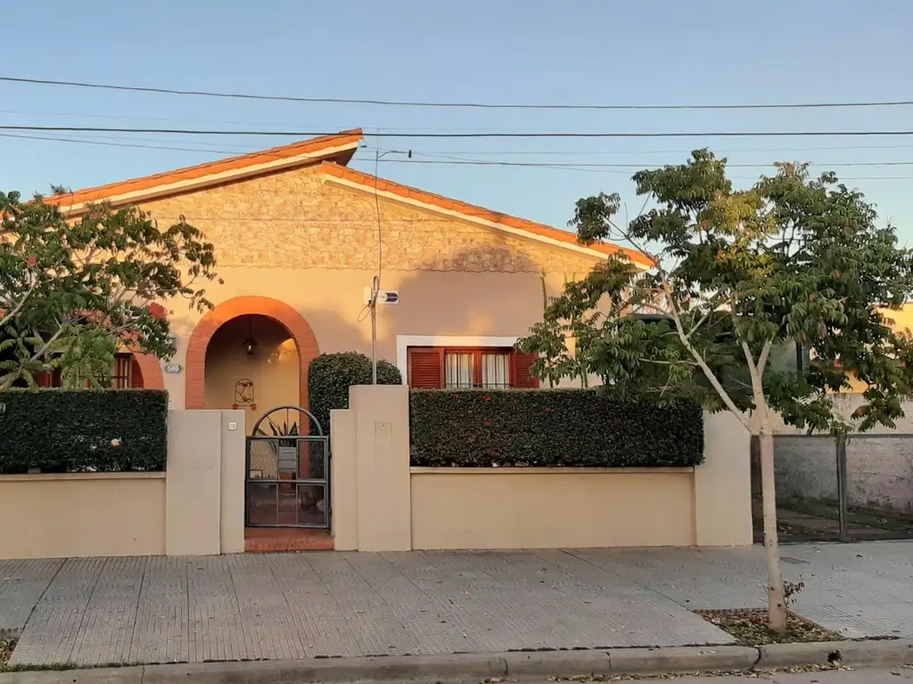 Foto de Venta | Casa | 3 Dormitorios | Cochera | Capitán Bermúdez | Barrio, imagen 1