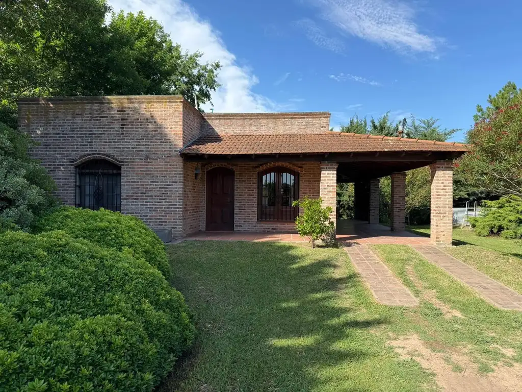 Foto de CASA DE 3 AMBIENTES. UN DORMITORIO, GRAN PARQUE CON PILETA., imagen 1