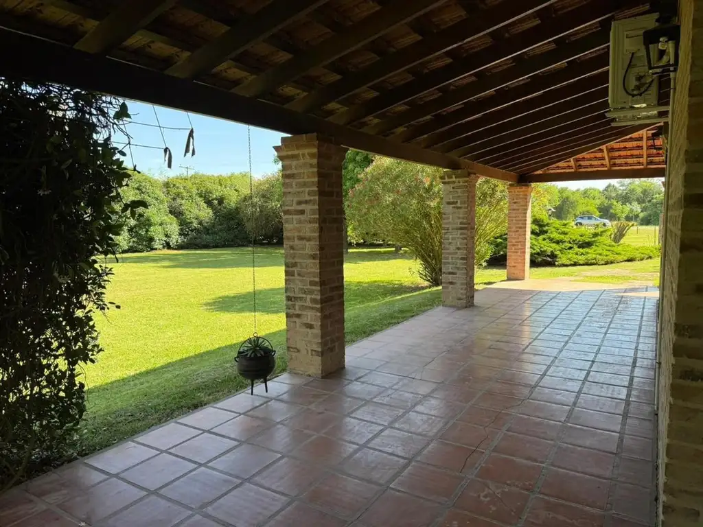 Foto de CASA DE 3 AMBIENTES. UN DORMITORIO, GRAN PARQUE CON PILETA., imagen 2