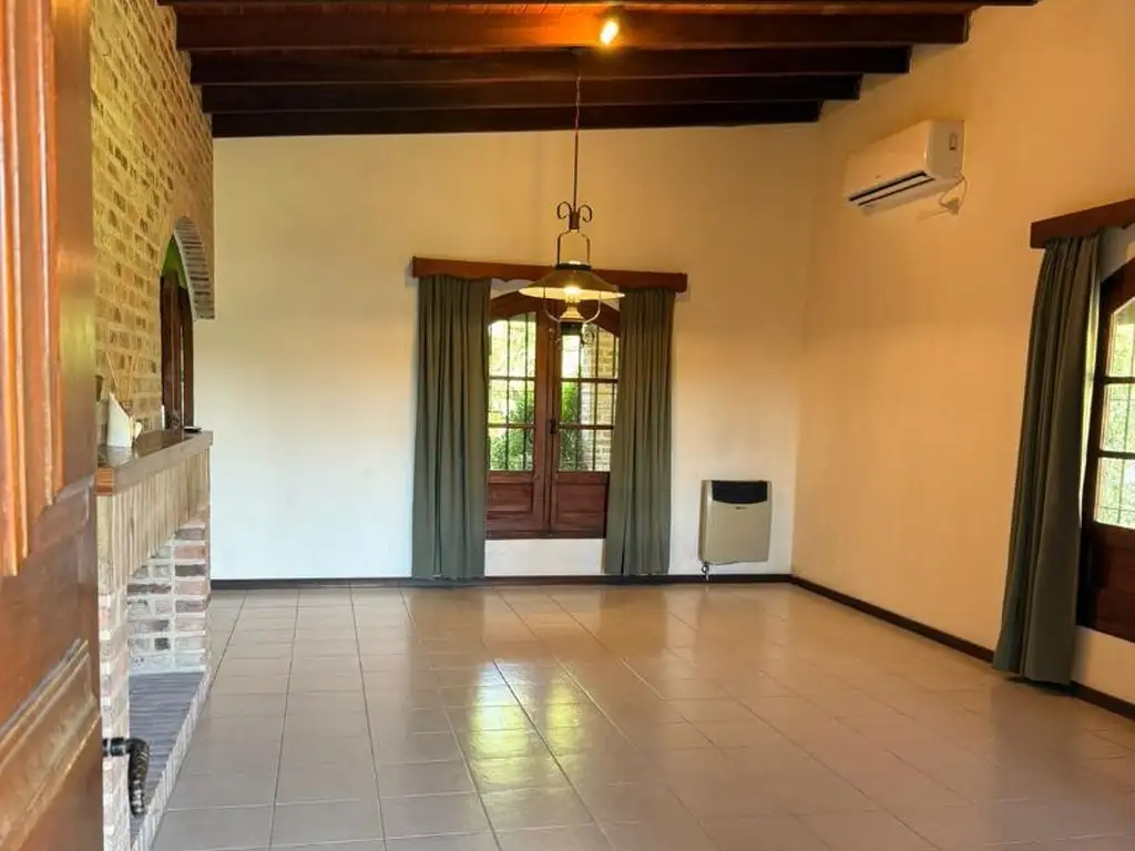 Foto de CASA DE 3 AMBIENTES. UN DORMITORIO, GRAN PARQUE CON PILETA., imagen 4