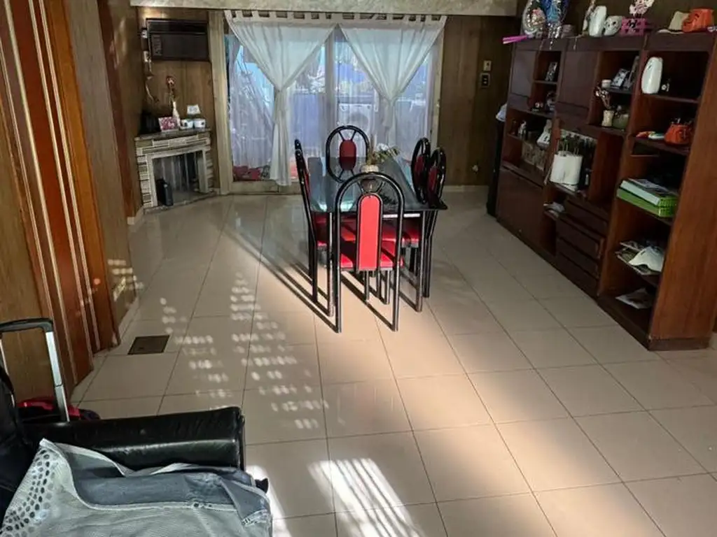 Foto de EXCELENTE CASA 5 AMBIENTES CON ESPACIOS AMPLIOS, QUINCHO, GARAGE Y LOCAL, imagen 1