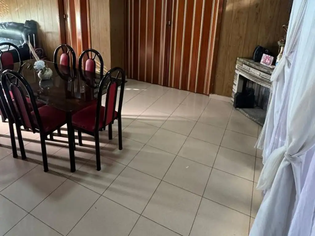 Foto de EXCELENTE CASA 5 AMBIENTES CON ESPACIOS AMPLIOS, QUINCHO, GARAGE Y LOCAL, imagen 2