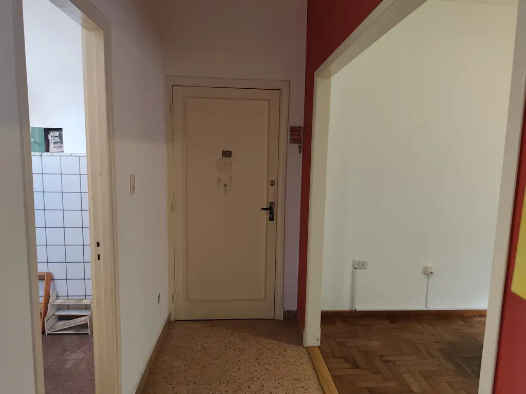 Foto de Muy Luminoso 2 ambientes 1er piso x escalera, cocina independiente. Muy, imagen 2