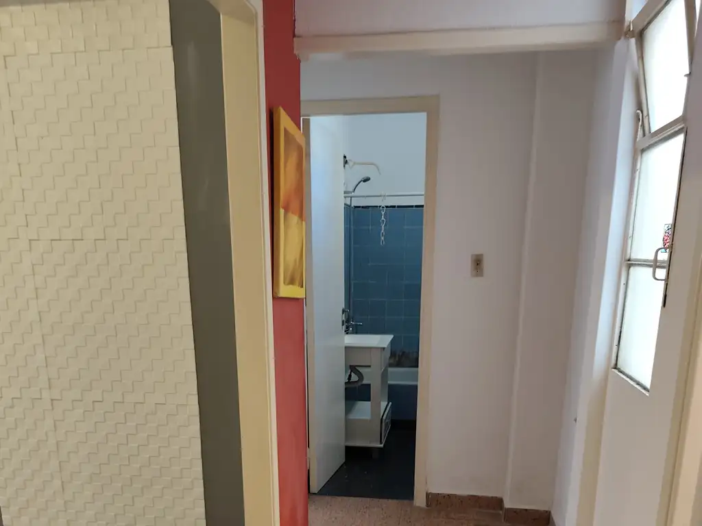 Foto de Muy Luminoso 2 ambientes 1er piso x escalera, cocina independiente. Muy, imagen 3