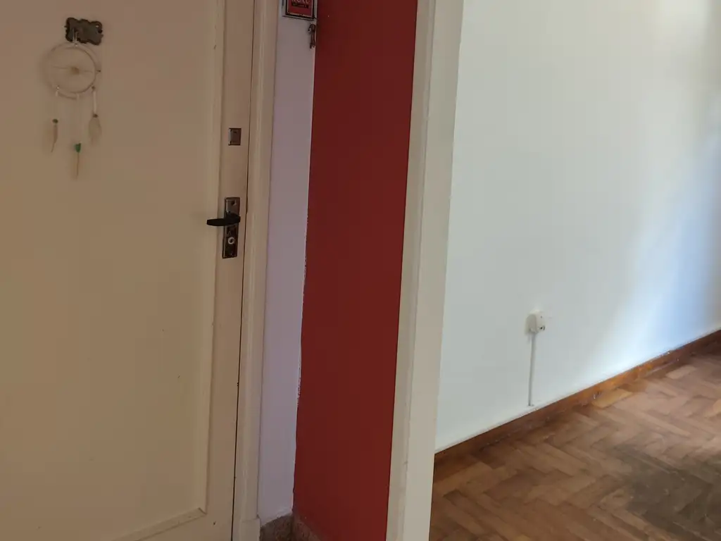 Foto de Muy Luminoso 2 ambientes 1er piso x escalera, cocina independiente. Muy, imagen 5