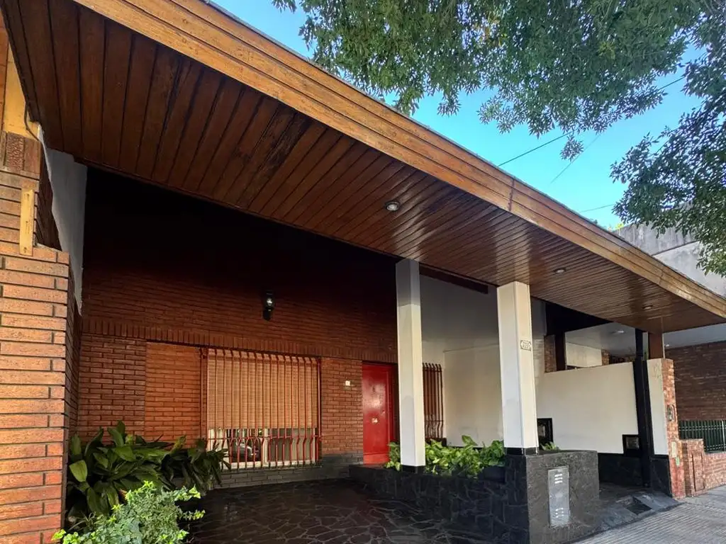 Foto de Casa de 4 ambientes con cochera, terraza y lavadero independiente, imagen 1