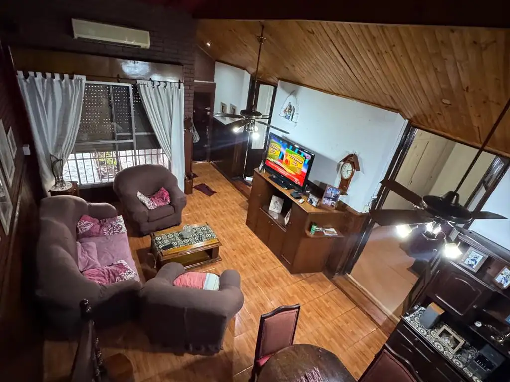 Foto de Casa de 4 ambientes con cochera, terraza y lavadero independiente, imagen 2