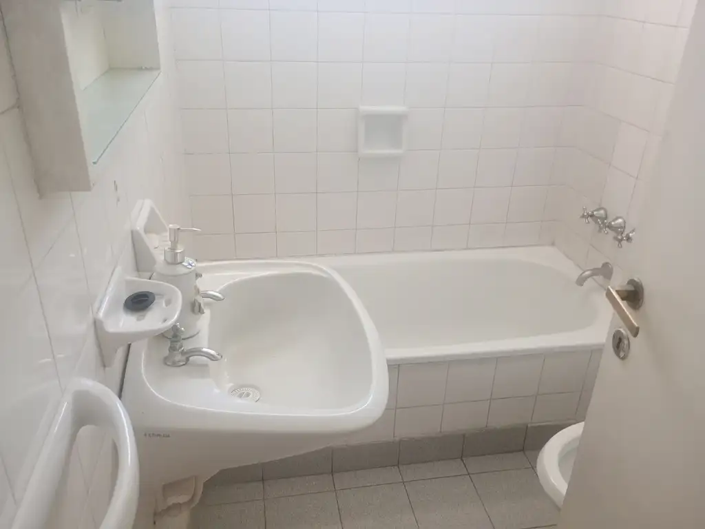 Foto de Departamento en alquiler en Monte Castro, imagen 2