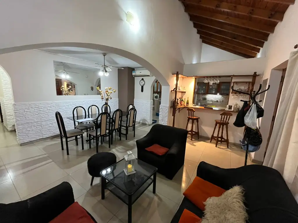 Foto de Excelente casa 4 amb. con patio y quincho - VENTA, imagen 1