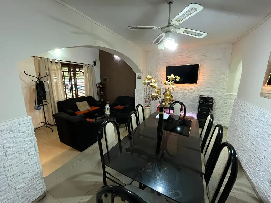 Foto de Excelente casa 4 amb. con patio y quincho - VENTA, imagen 2