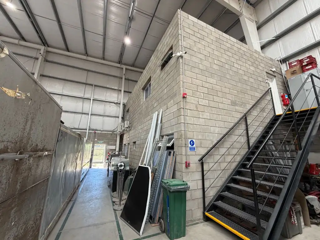 Foto de Galpon 970m2 con oficinas en Colectora Sur, imagen 5
