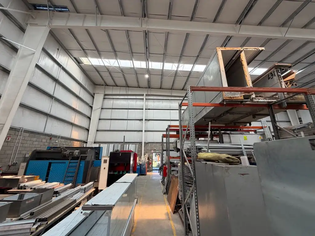 Foto de Galpon 970m2 con oficinas en Colectora Sur, imagen 4
