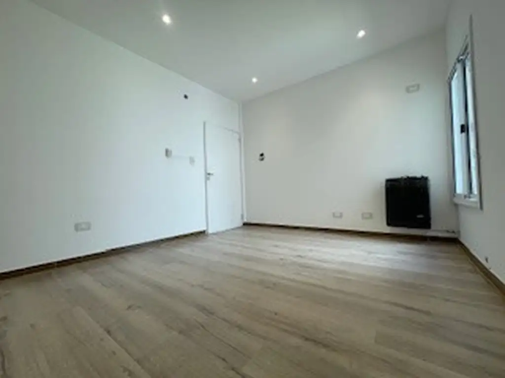 Foto de EXC MONO- AMBIENTE SIN EXP, PISO 1° X ESC, TODO RECICLADO A NUEVO A, imagen 1