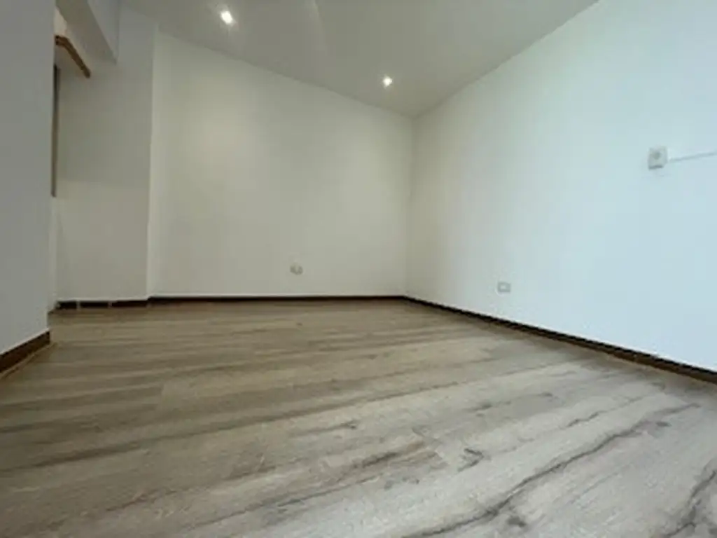 Foto de EXC MONO- AMBIENTE SIN EXP, PISO 1° X ESC, TODO RECICLADO A NUEVO A, imagen 4