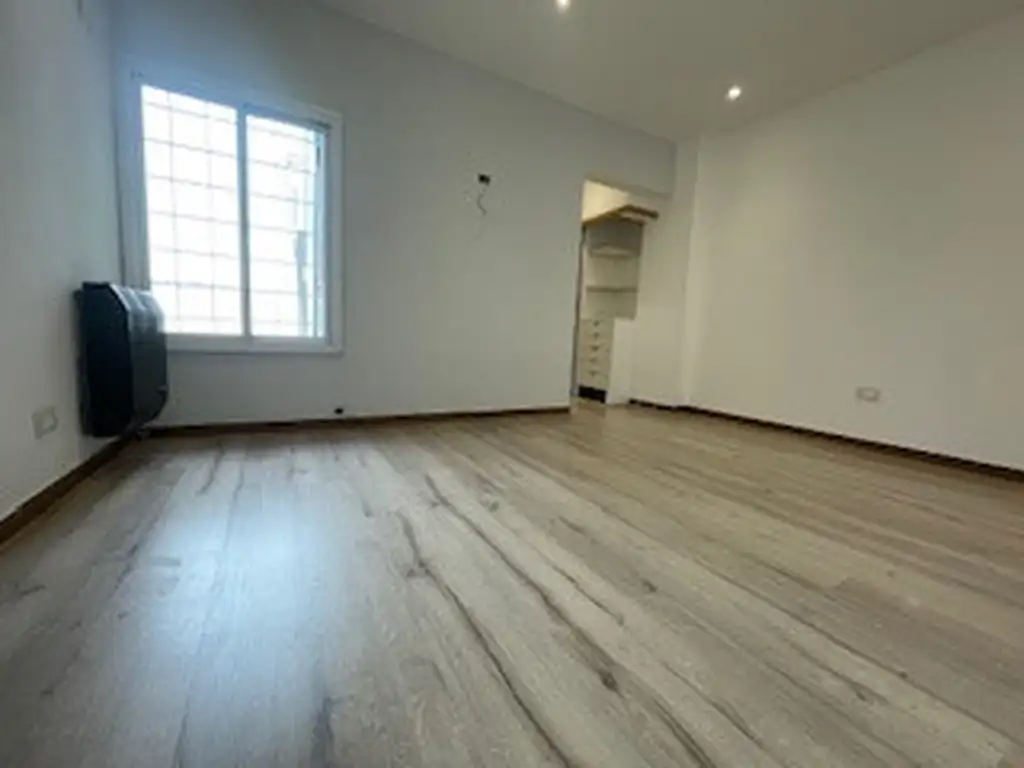 Foto de EXC MONO- AMBIENTE SIN EXP, PISO 1° X ESC, TODO RECICLADO A NUEVO A, imagen 3