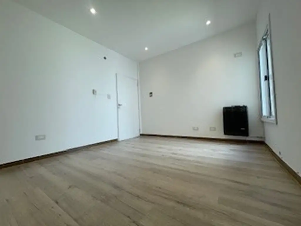 Foto de EXC MONO- AMBIENTE SIN EXP, PISO 1° X ESC, TODO RECICLADO A NUEVO A, imagen 2