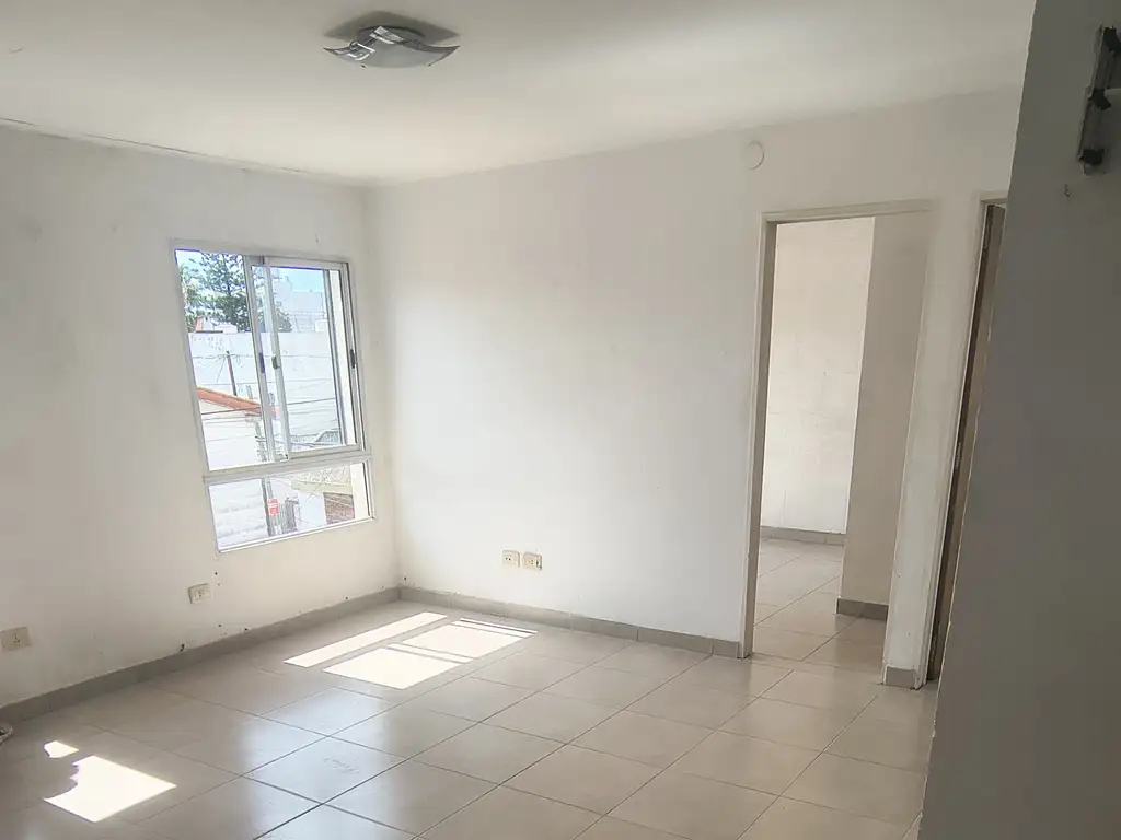 Foto de DEPARTAMENTO DE 3 AMBIENTES AL FRENTE SIN EXPENSAS, imagen 1