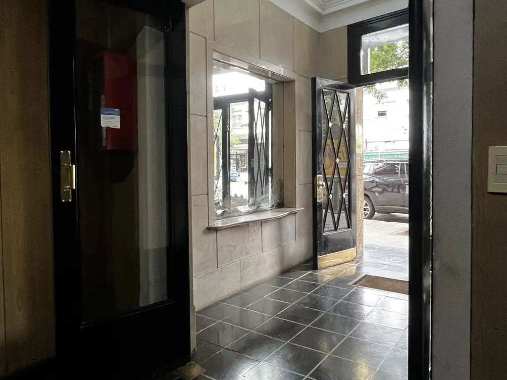 Foto de Departamento en alquiler en Flores. Sobre Avenida, imagen 2