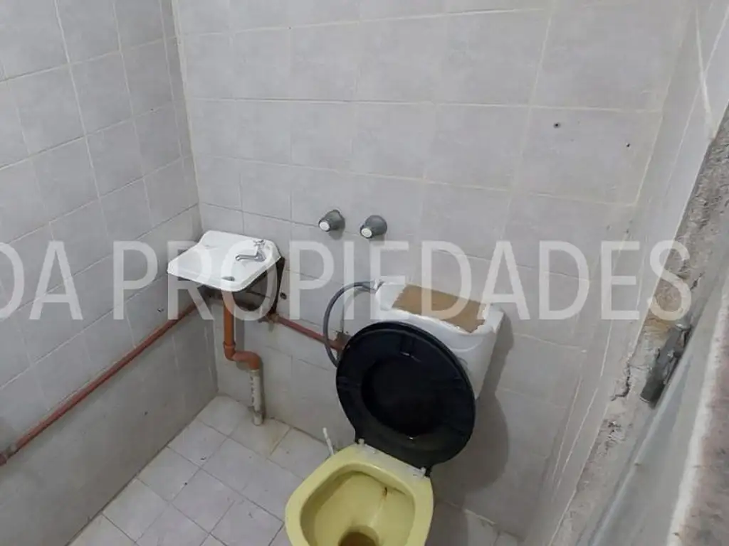Foto de Galpón 160 m2 con vivienda en alquiler en Mataderos, imagen 3