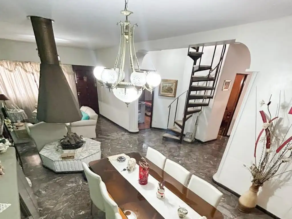 Foto de Casa de 4 ambientes con patio, quincho, terraza y cochera., imagen 1