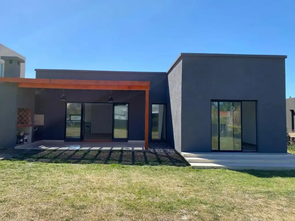 Foto de Casa 4 ambientes en venta - Barrio Santa Guadalupe Pilar del Este, imagen 2