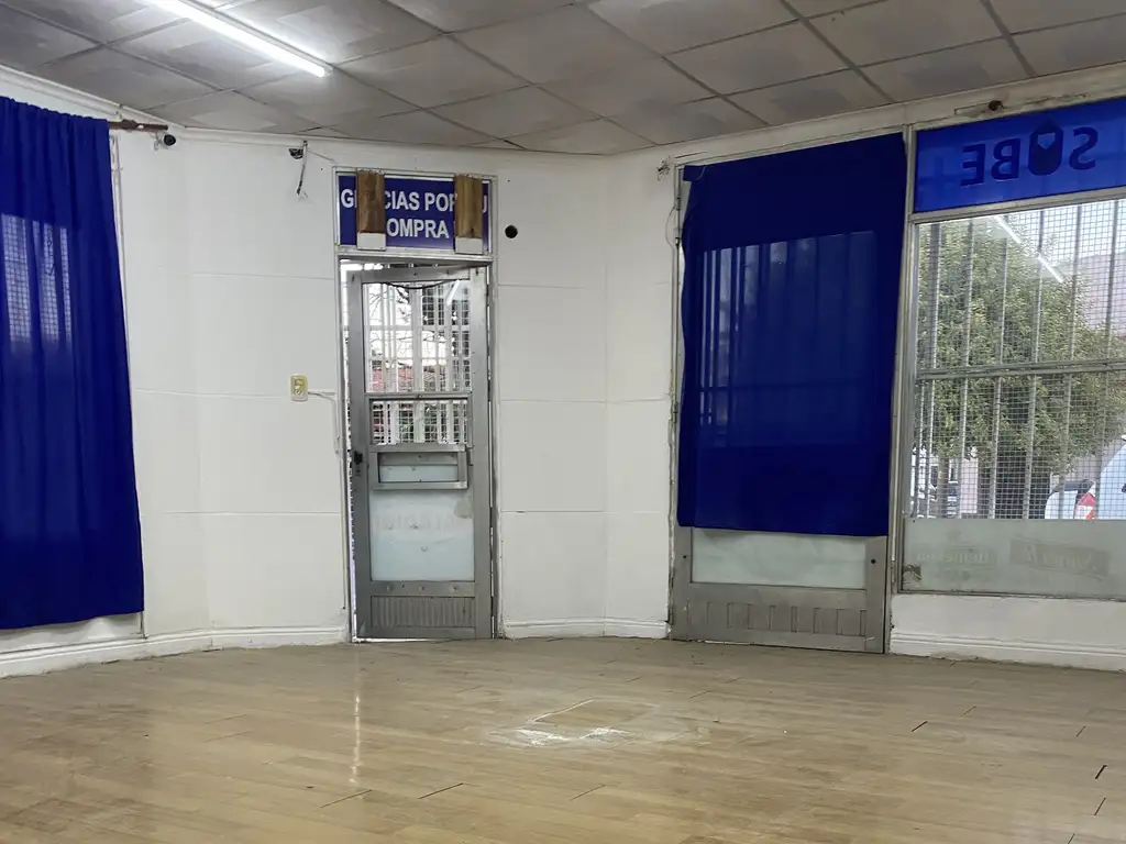 Foto de Local en esquina, zona comercial, imagen 2