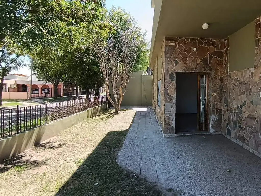 Foto de Venta | Casa | 3 dormitorios | Cochera | Capitán Bermúdez | Barrio, imagen 2