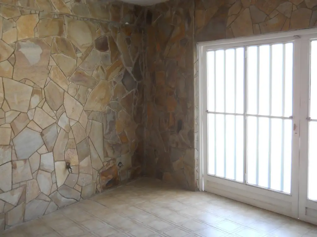 Foto de Casa 2 dormitorios con cochera y pequeño patio., imagen 2