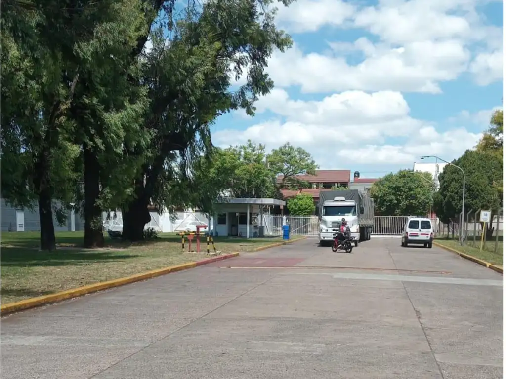 Foto de ALQUILER PREMIUM: Excelente Nave Industrial con Oficinas en Parque, imagen 2