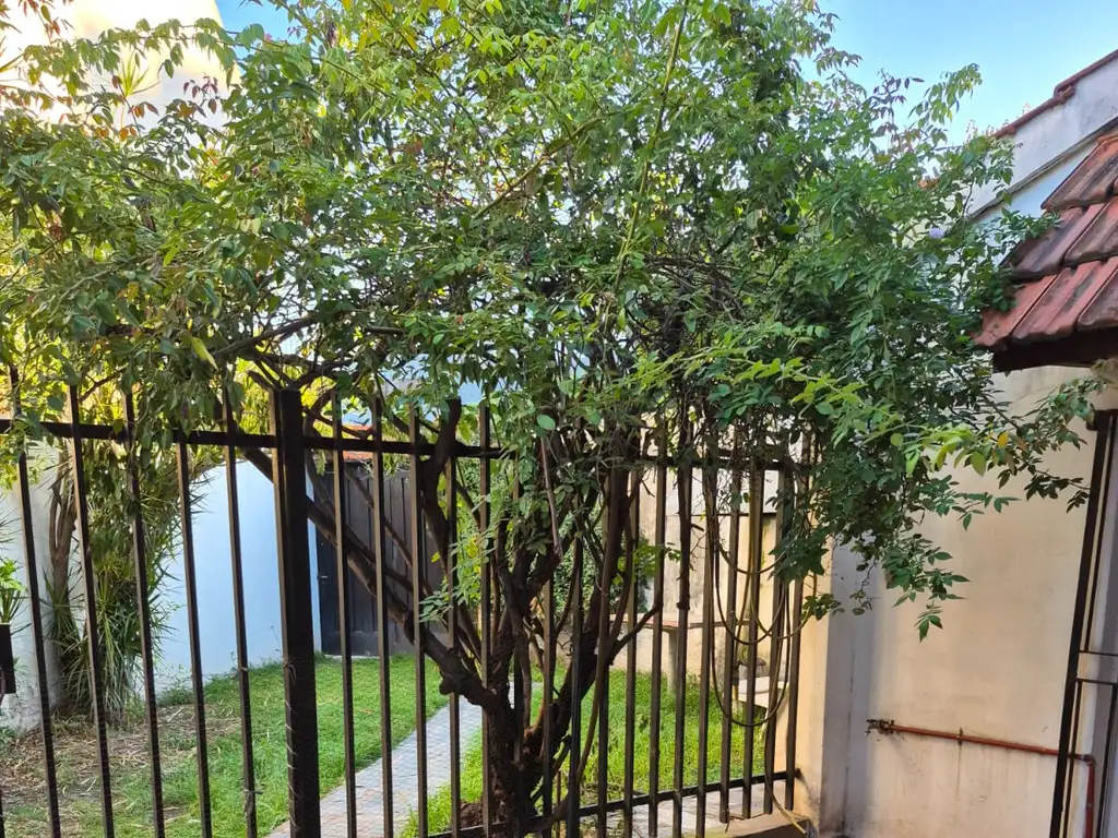 Foto de alquiler casa con cochera en Villa Lugano, imagen 2