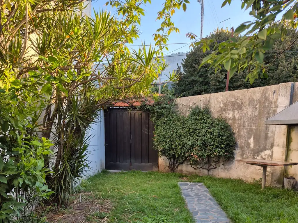 Foto de alquiler casa con cochera en Villa Lugano, imagen 2