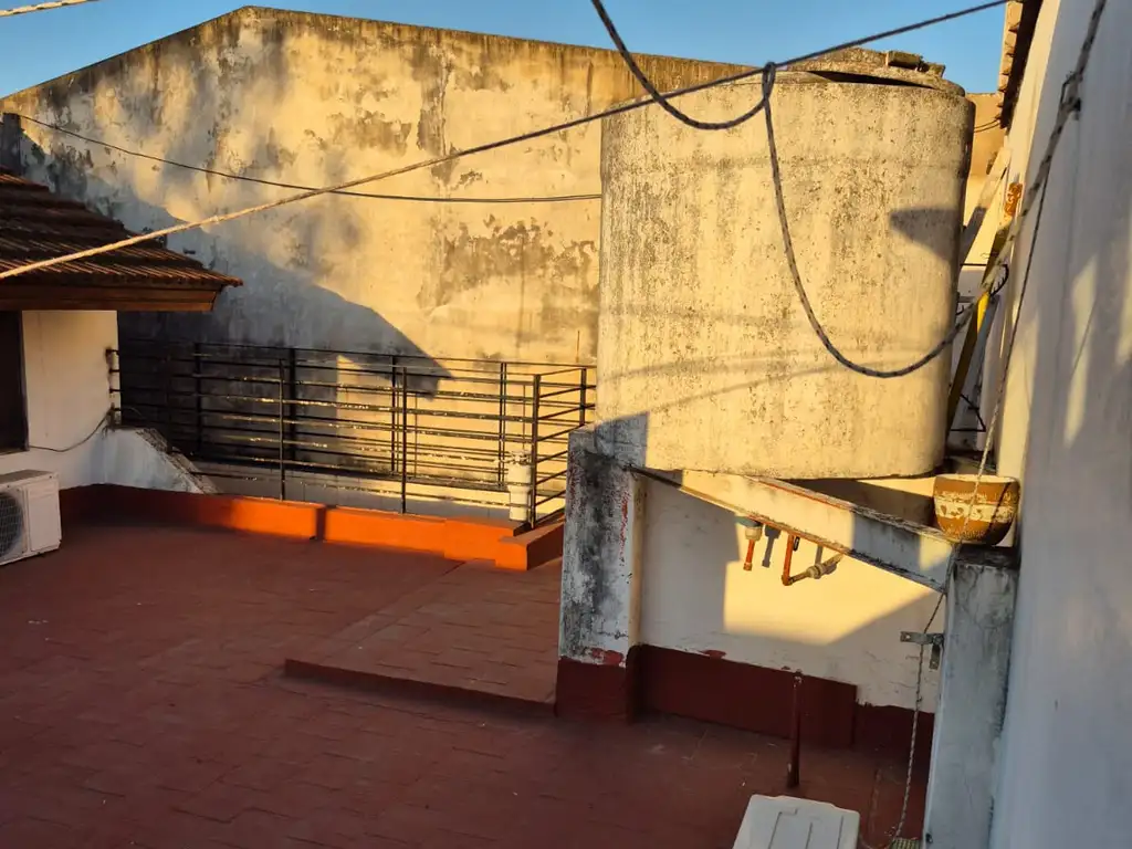Foto de alquiler casa con cochera en Villa Lugano, imagen 1