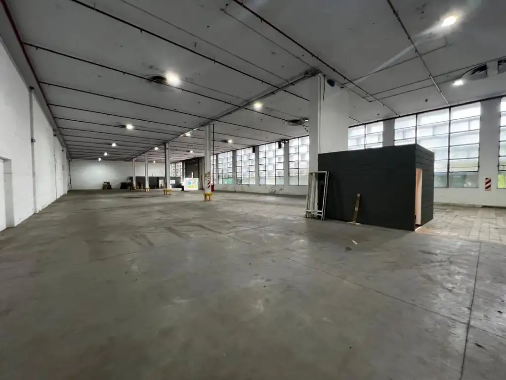 Foto de ALQUILER PREMIUM: Excelente Nave Industrial con Oficinas en Parque, imagen 3