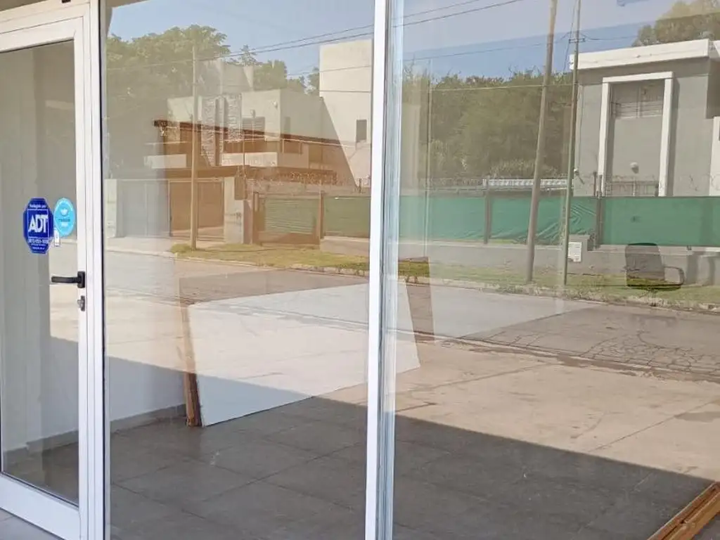 Foto de ALQUILO LOCAL ESQUINA VILLA ALLENDE, ZONA ALTAMENTE COMERCIA, imagen 1
