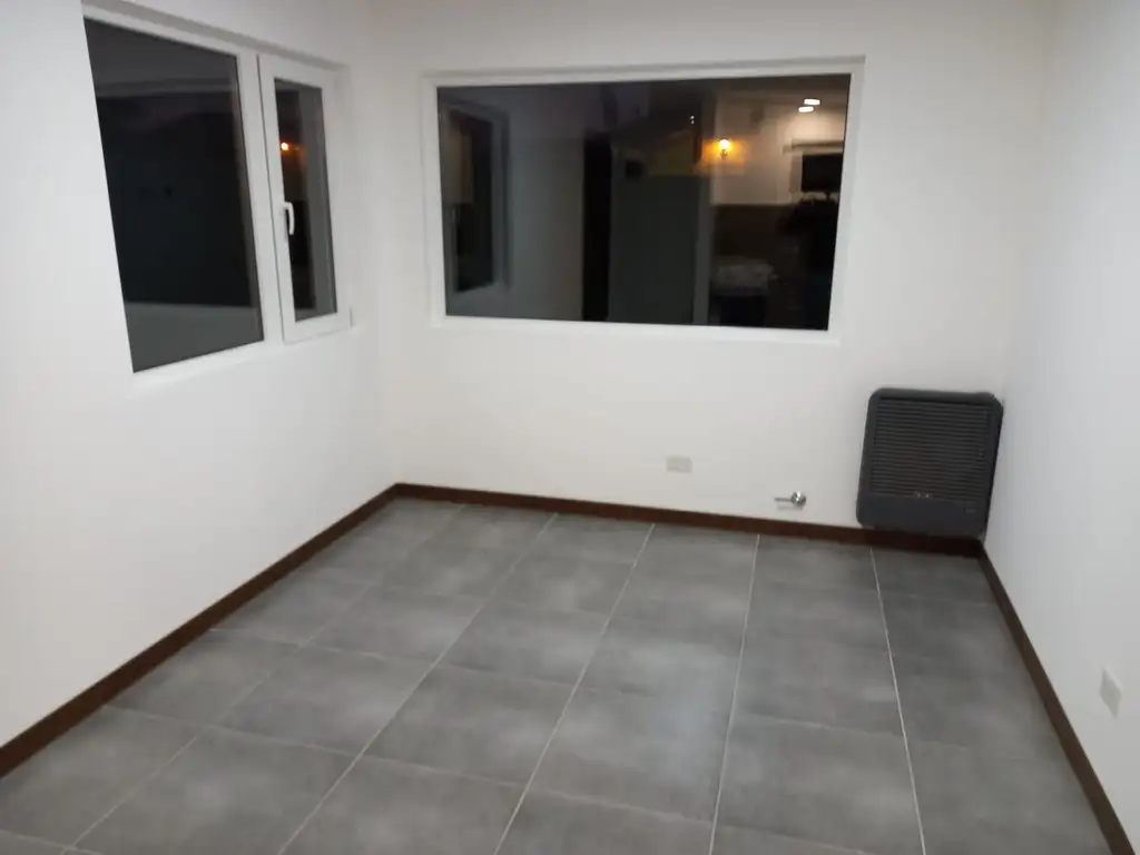 Foto de Moderna cabaña de dos ambientes, en una planta, con retiro al frente., imagen 3