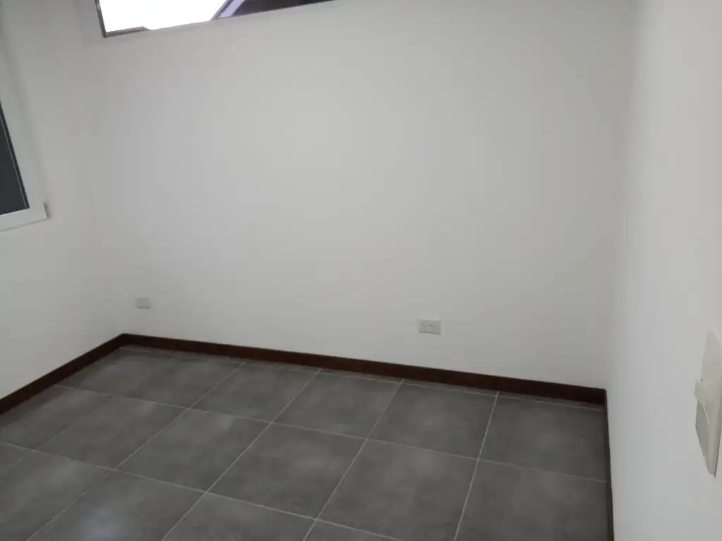 Foto de Moderna cabaña de dos ambientes, en una planta, con retiro al frente., imagen 5