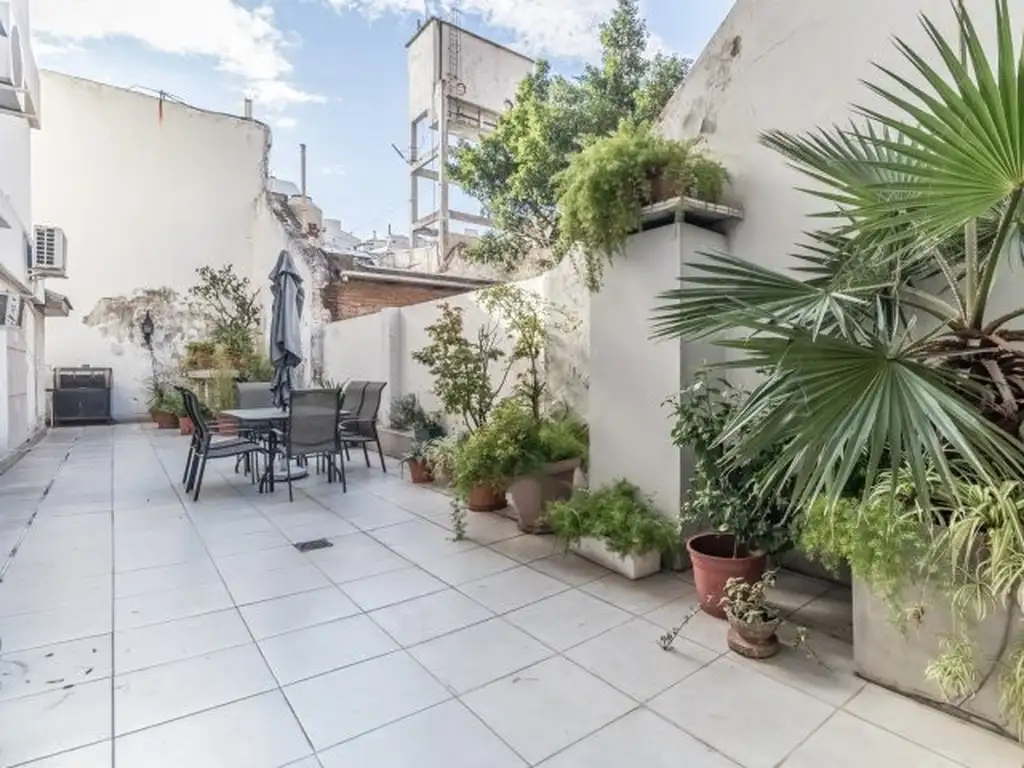 Foto de SEMIPISO. FRENTE. PATIO Y BALCON. COCHERA Y BAULERA. TOMA DEPTO COMO, imagen 2