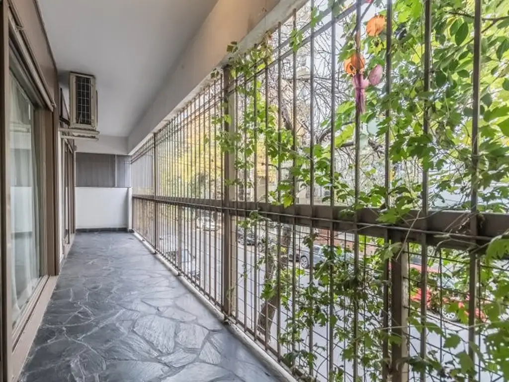 Foto de SEMIPISO. FRENTE. PATIO Y BALCON. COCHERA Y BAULERA. TOMA DEPTO COMO, imagen 4