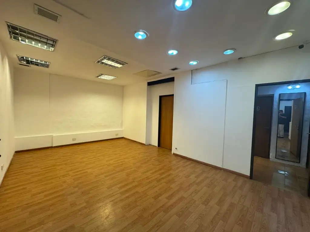 Foto de ALQUILER LOCAL COMERCIAL, CON VIDRIERA,, IMPECABLE!, imagen 4