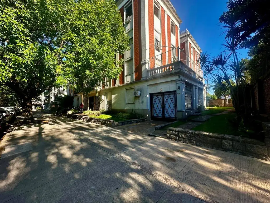 Foto de 3 AMBIENTES CON PATIO Y COCHERA, EN EDIFICIO CLÁSICO, imagen 1