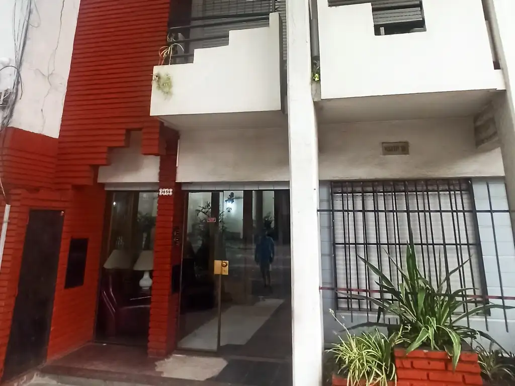 Foto de Excelente y amplio departamento al contrafrente, imagen 2