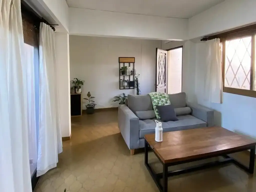 Foto de CASA LOTE PROPIO CON JARDIN COCHERA PARA 3 AUTOS, imagen 1