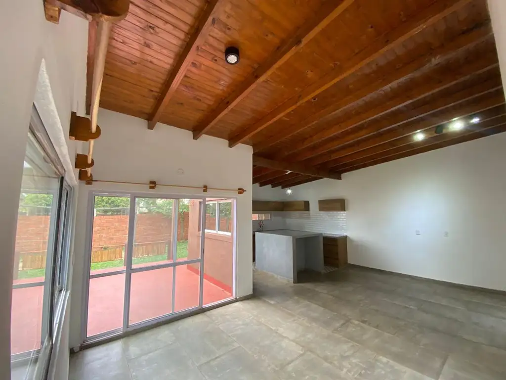 Foto de Casa en lote propio de 3 amb amplios , entrada de auto , jardín fondo y, imagen 2
