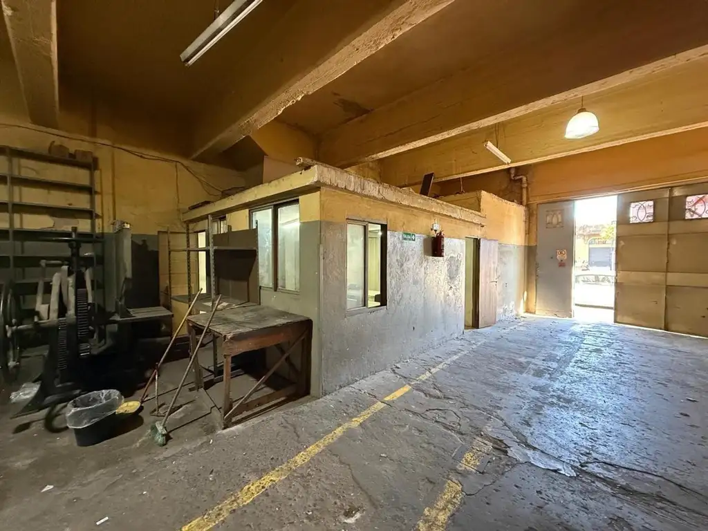 Foto de LOCAL CON DEPÓSITO con 2 Baños , Cocina y Entrada P/Camion, imagen 2