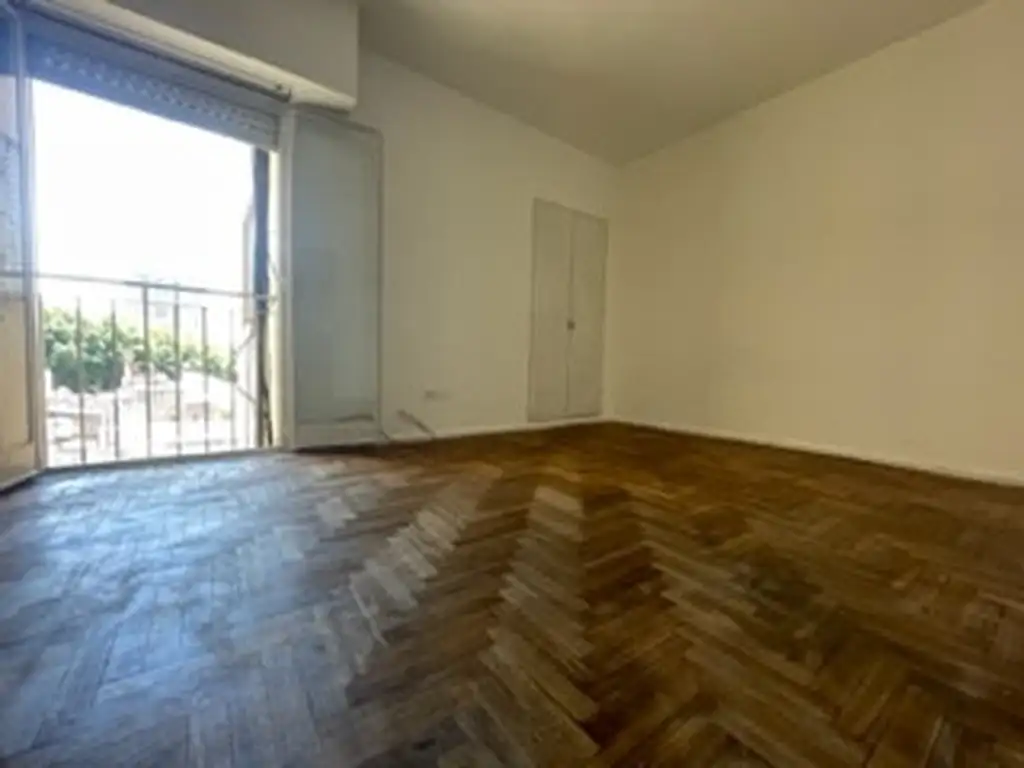 Foto de MUY BUEN MONO-AMBIENTE 25 MTS, LUMINOSO COCINA INDEP Y BAÑO COMPLETO, imagen 2