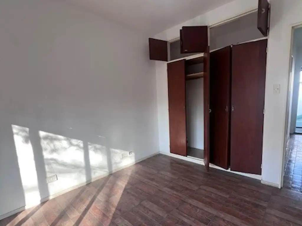 Foto de Venta Casa de 4 ambientes con garaje, terraza en Versalles, imagen 4